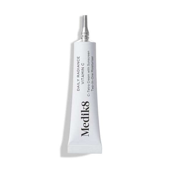 Daily Radiance Vitamin C Deluxe Sample 5ml i en vit tub med silverfärgat lock, ett serum och fuktighetskräm med C-vitamin för hudvård som ger lyster och skyddar.-57
