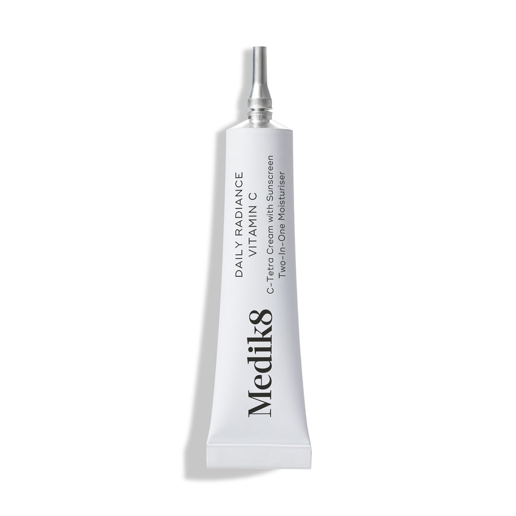 Daily Radiance Vitamin C Deluxe Sample 5ml i en vit tub med silverfärgat lock, ett serum och fuktighetskräm med C-vitamin för hudvård som ger lyster och skyddar.