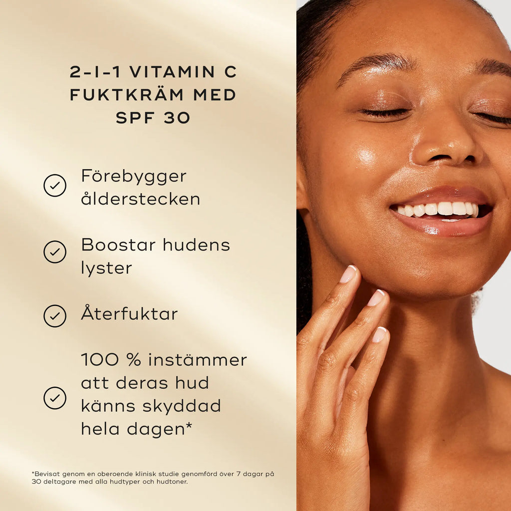 Leende kvinna med strålande hud rör vid sitt ansikte. Bredvid står text som beskriver Medik8 Daily Radiance Vitamin C som en 2-i-1 fuktkräm med SPF 30, med fördelar som återfuktning, lyster och skydd mot ålderstecken.