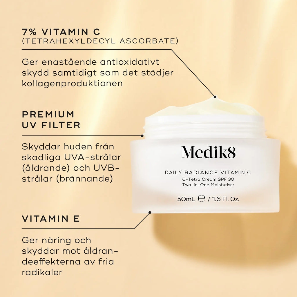 Närbild av Medik8 Daily Radiance Vitamin C-burk med öppen lock, där produktens fördelar som 7 % vitamin C, premium UV-filter och vitamin E beskrivs i text.