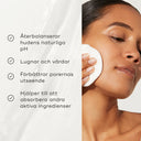 Närbild på en kvinna som använder Medik8 Daily Refresh Balancing Toner med en bomullsrondell på ansiktet.