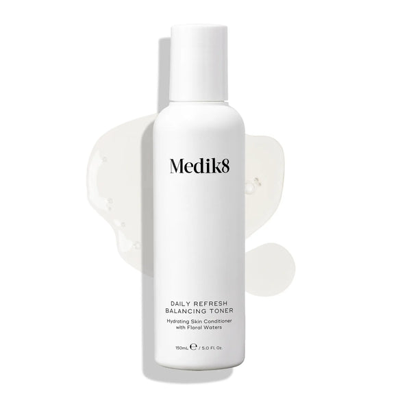Bild på Medik8 Daily Refresh Balancing Toner-flaska med genomskinlig toner som rinner ut i bakgrunden.-14