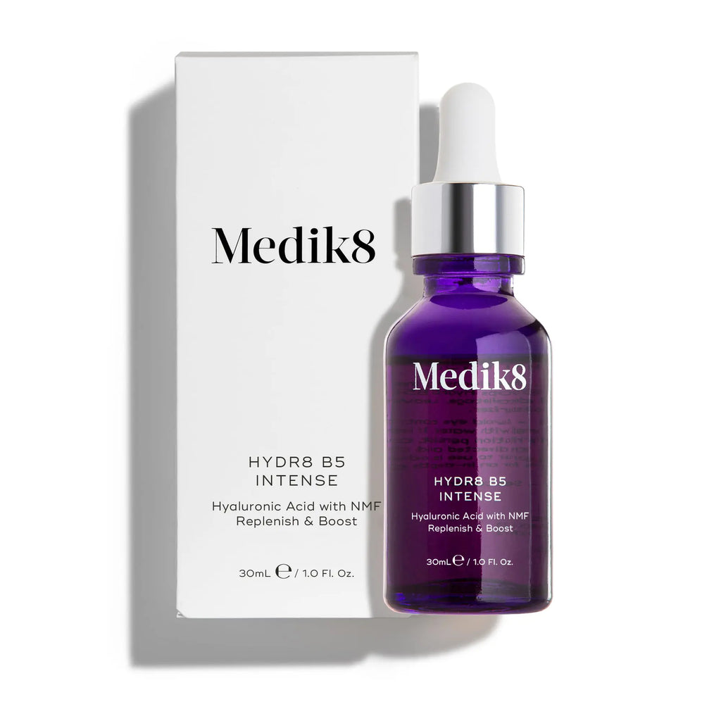 Produktbild av Medik8 Hydr8 B5 Intense, stående bredvid sin förpackning, mot en vit bakgrund.