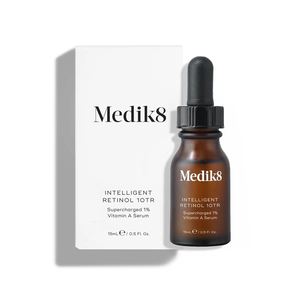 Produktbild av Medik8 Intelligent Retinol 10TR-flaskan bredvid förpackningen, mot en vit bakgrund.