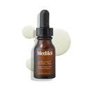 Produktbild av Medik8 Intelligent Retinol 6TR, ett serum i en brun glasflaska, tillsammans med gröna droppar i bakgrunden.