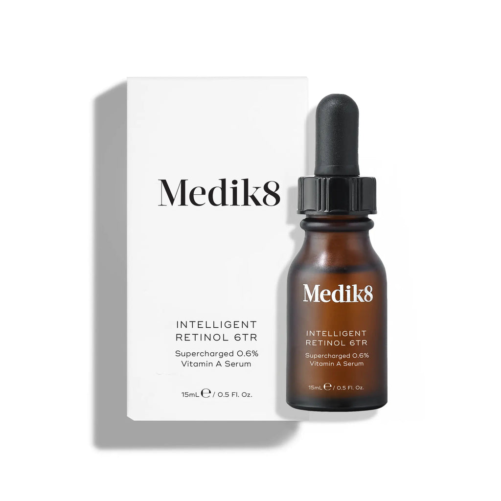 Produktbild av Medik8 Intelligent Retinol 6TR-flaskan bredvid förpackningen, mot en vit bakgrund.