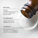 Närbild på serumflaskan liggandes med droppar bredvid, där ingredienser som retinol, climbazole och vitamin E beskrivs.
