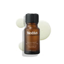 Produktbild av Medik8 Intelligent Retinol Eye TR, ett ögonserum i en brun glasflaska, tillsammans med gröna droppar i bakgrunden.