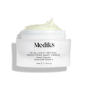 Produktbild av Medik8 Intelligent Retinol Smoothing Night Cream, en nattkräm i en vit burk med öppen lock, och en klick av krämen som visas ovanför.