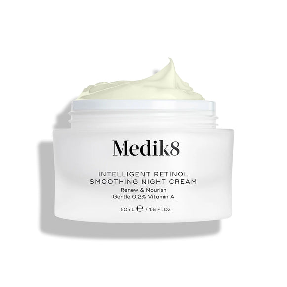 Produktbild av Medik8 Intelligent Retinol Smoothing Night Cream, en nattkräm i en vit burk med öppen lock, och en klick av krämen som visas ovanför.-20