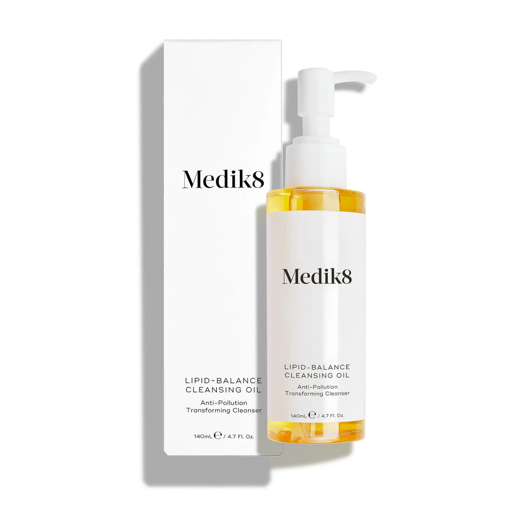Produktbild av Lipid-Balance Cleansing Oil-flaskan bredvid förpackningen, mot en vit bakgrund.