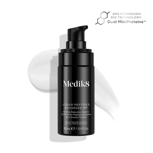 Medik8 Liquid Peptides Advanced MP i en svart pumpflaska, placerad mot en vit bakgrund med en skugga. Text på bilden lyfter fram produktens banbrytande bioteknik, Dual MiniProteins™-22