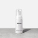 Medik8 Micellar Mousse™ (Travel Size - 40ml) i en vit flaska med skonsam mousse för rengöring och hudvård, perfekt för resor och daglig användning.