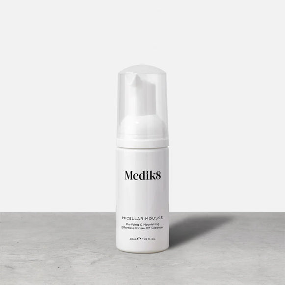 Medik8 Micellar Mousse™ (Travel Size - 40ml) i en vit flaska med skonsam mousse för rengöring och hudvård, perfekt för resor och daglig användning.-62