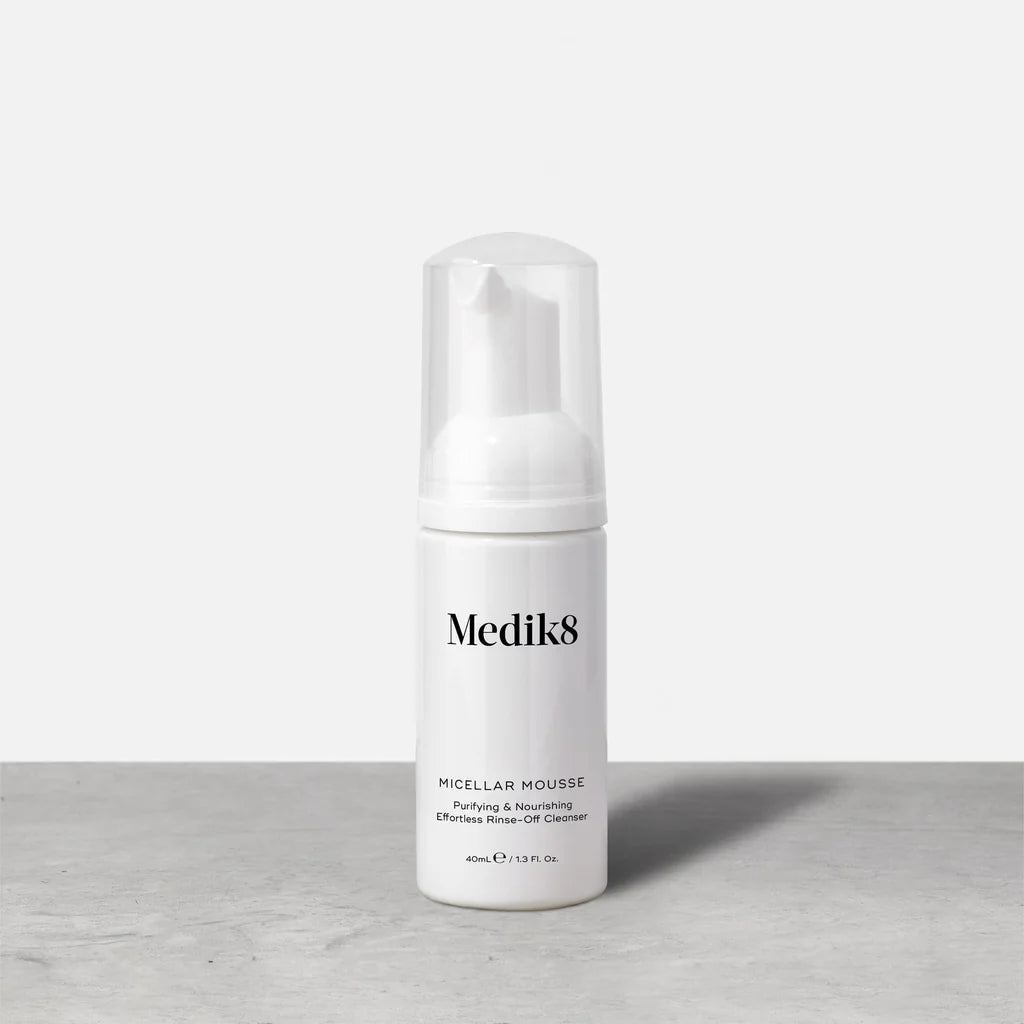 Medik8 Micellar Mousse™ (Travel Size - 40ml) i en vit flaska med skonsam mousse för rengöring och hudvård, perfekt för resor och daglig användning.