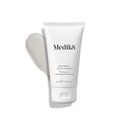 Produktbild av Medik8 Natural Clay Mask, en djuprengörande lermask i en vit tub, med en grå lermask applicerad bredvid.
