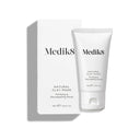 Produktbild av Medik8 Natural Clay Mask, en vit tub bredvid förpackningen på en grå yta.