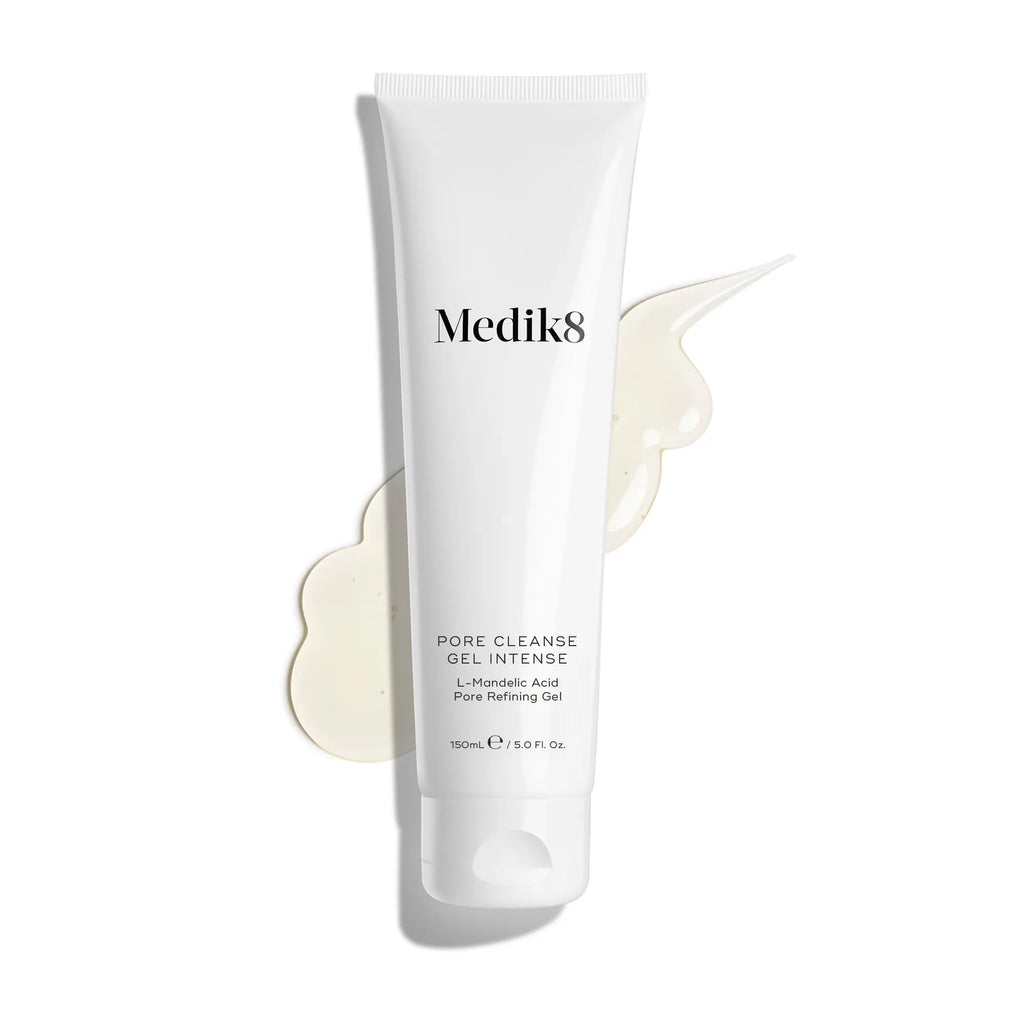 Produktbild av Medik8 Pore Cleanse Gel Intense, vit tub med lite gel utspridd bredvid.