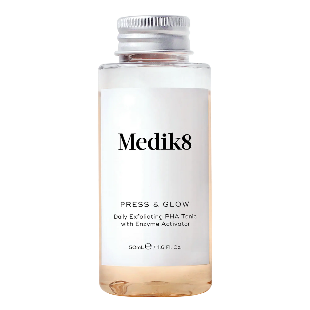 Press & Glow® (Travel Size - 50ml) från Medik8 är en mild exfolierande tonic med enzymer som ger huden lyster och fräschör i en praktisk reseförpackning.