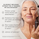 Bild av äldre kvinna som håller i Medik8 Super C Ferulic med text som beskriver produktens fördelar, inklusive reducering av åldersfläckar och förbättring av hudens elasticitet.