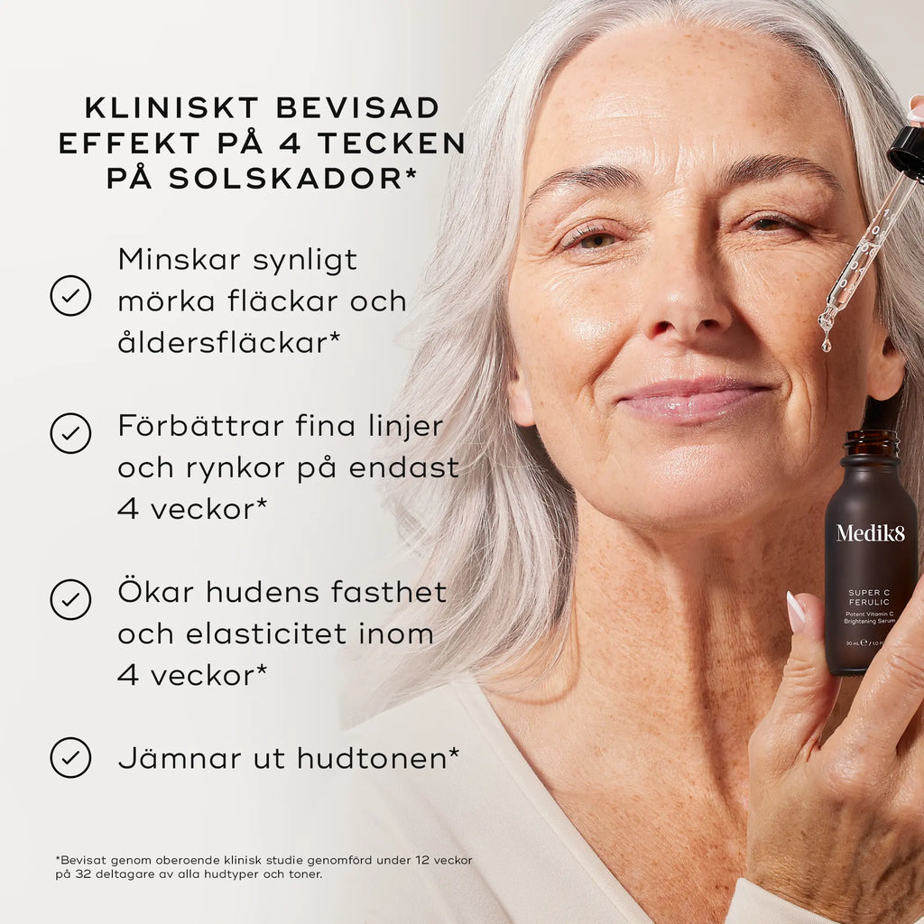 Bild av äldre kvinna som håller i Medik8 Super C Ferulic med text som beskriver produktens fördelar, inklusive reducering av åldersfläckar och förbättring av hudens elasticitet.