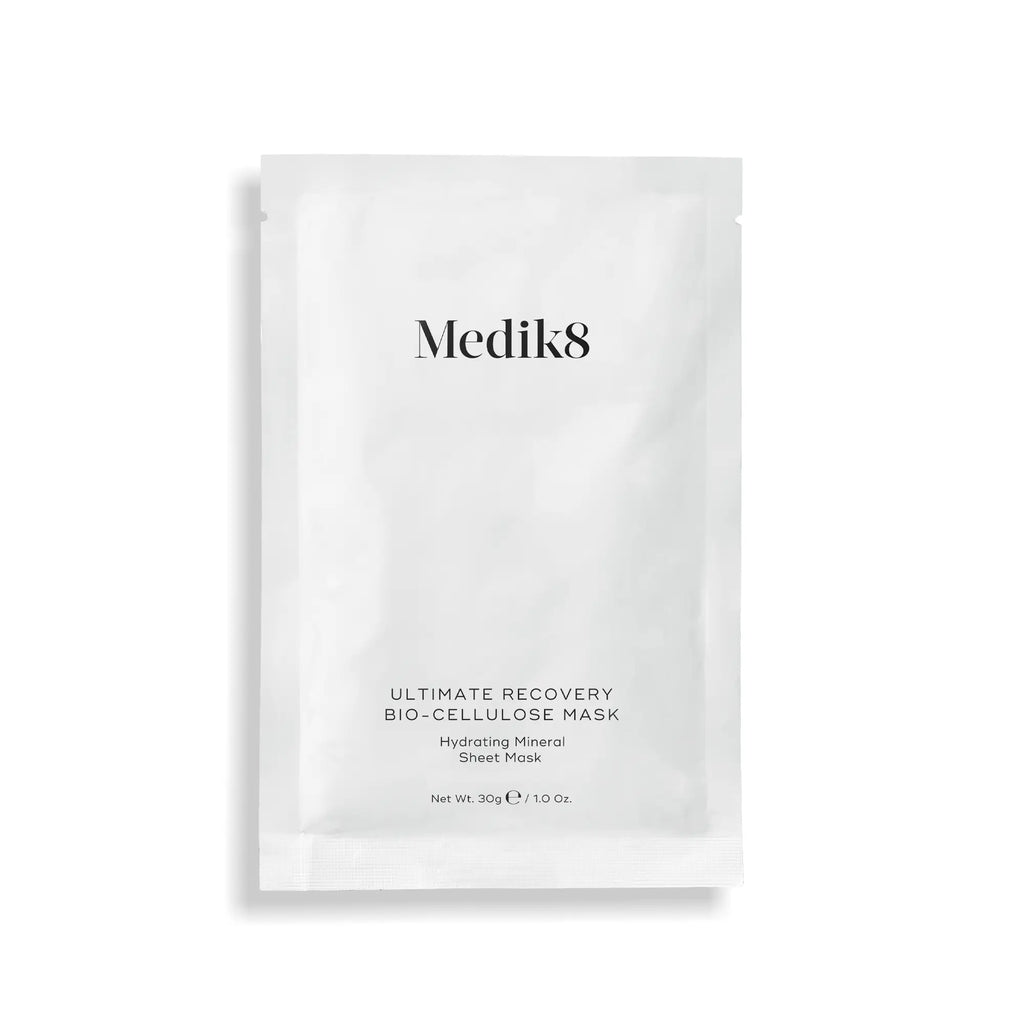 Produktbild av Medik8 Ultimate Recovery Bio-Cellulose Mask, vit förpackning med text om återfuktande mineralsheetmask.