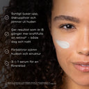 Bild av Medik8 r-Retinoate Day & Night där en person applicerar produkten på huden, med text om produktens fördelar, inklusive dess effektivitet och föryngrande effekter.