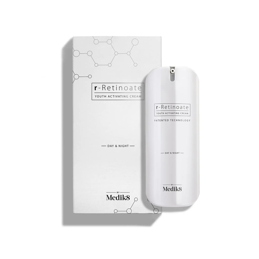 Produktbild av Medik8 r-Retinoate Day & Night i en kartongförpackning.