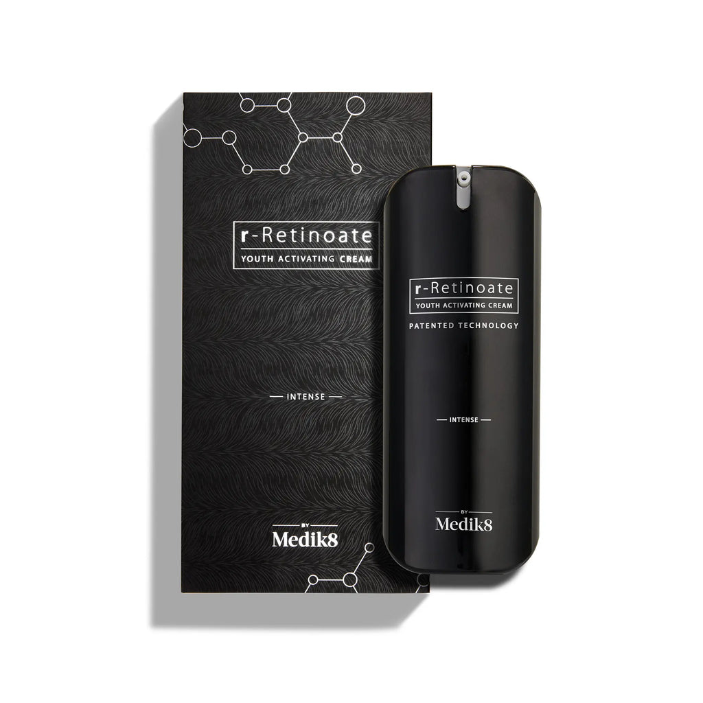 Produktbild av Medik8 r-Retinoate Intense i en kartongförpackning med svart design.